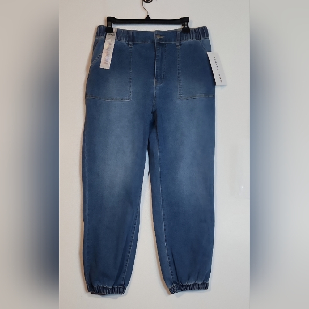 Tinseltown Utility Jogger Hi Rise Jeans NWT Size 13 / 31